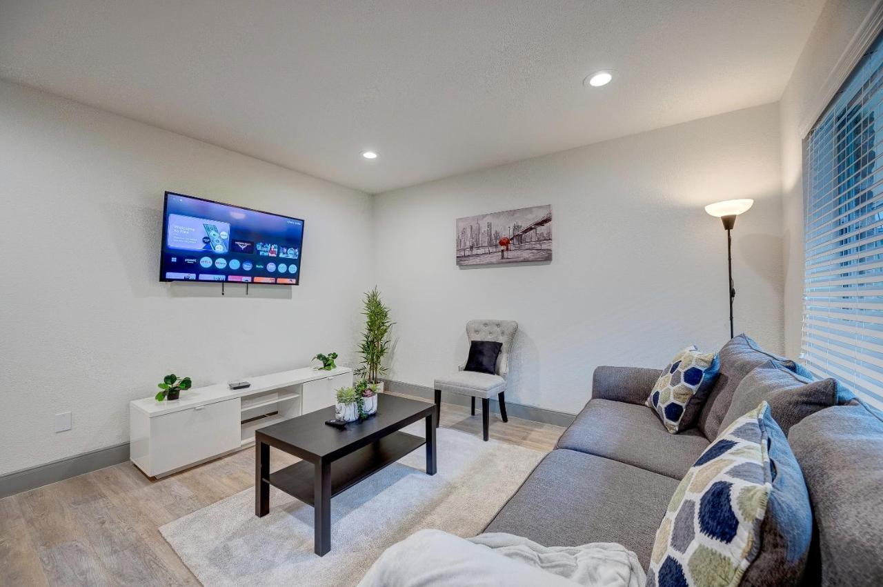Trendy Midtown Apt, Walk To Shops & Sites, Pets Ok Houston Exterior photo